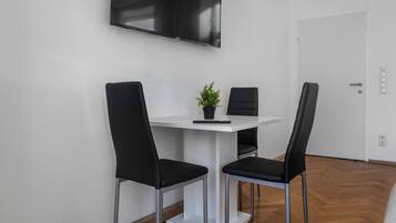 Basic Apartment | Dining