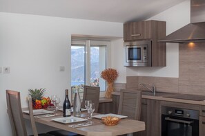 Private kitchen - New T3 in a quiet location at the end of the village of Piana - Spectacular sea view (Piana)