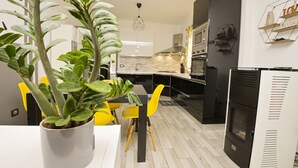 Coffee/tea maker, fridge, microwave, oven - Comfortable and Fully Equipped Home in Muravera, Ideal Base to Explore (Muravera)