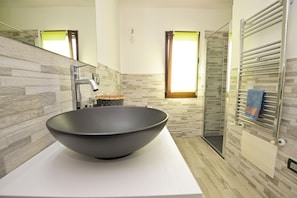 Douche, sèche-cheveux, bidet, serviettes fournies