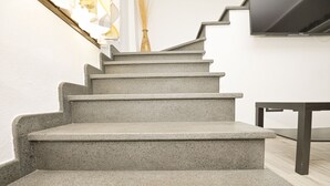 A staircase with a modern design, leading to a landing area with a flat surface. - Comfortable and Fully Equipped Home in Muravera, Ideal Base to Explore (Muravera)