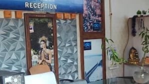 En reception med glasdisk, ventilator i loftet og et muralmaleri på væggen.