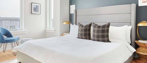 Työpöytä, silitysrauta/-lauta, Wi-Fi, vuodevaatteet