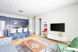 TV, offices - Philly’s 2BR Artful Retreat (Philadelphia)