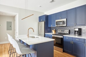 Fridge, microwave, oven, stovetop - Philly’s 2BR Artful Retreat (Philadelphia)