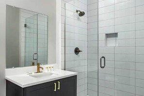 Douche, sèche-cheveux, serviettes fournies, shampoing