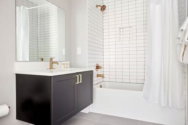Shower, hair dryer, towels, shampoo - Philly’s 2BR Artful Retreat (Philadelphia)