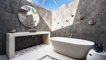 Vila luxo, vista para a piscina | Banheira de imersão