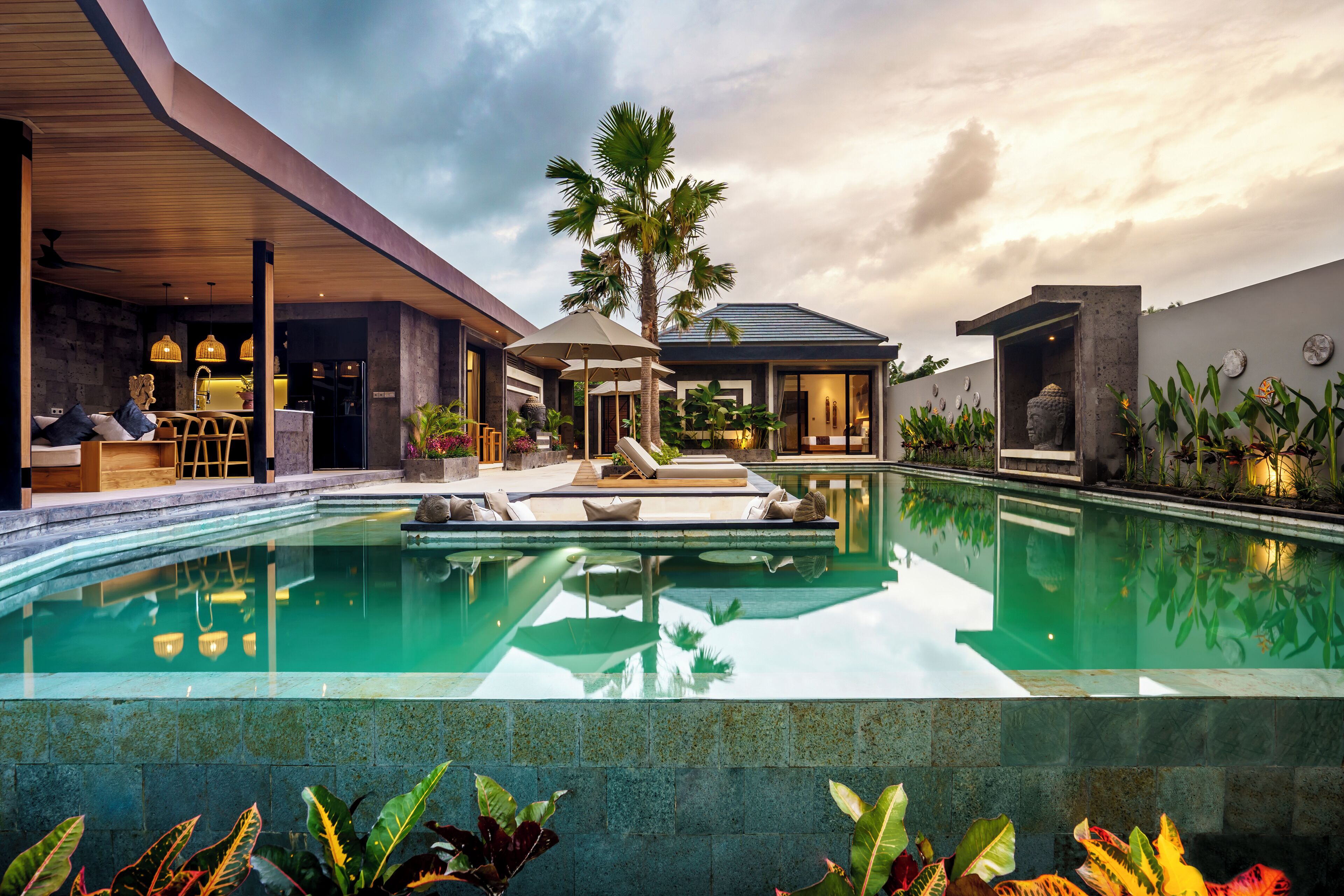 สระว่ายน้ำกลางแจ้ง