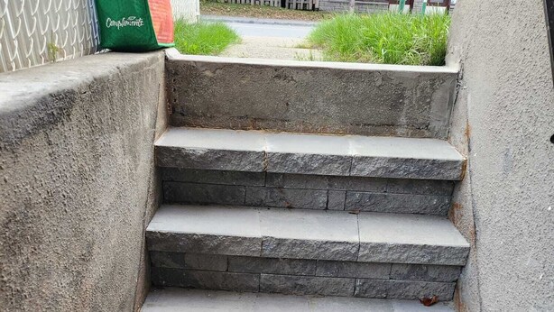 A set of stone steps leading downwards. - Delightful Studio in Montréal perfect for your city getaway (Montréal)
