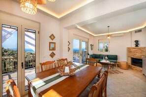 Smart-TV, Kamin, Tischtennisplatte, Bücher