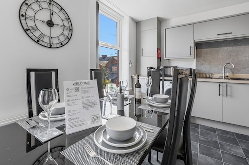 Large 6 bed 3 bath House ideal for workers/large groups