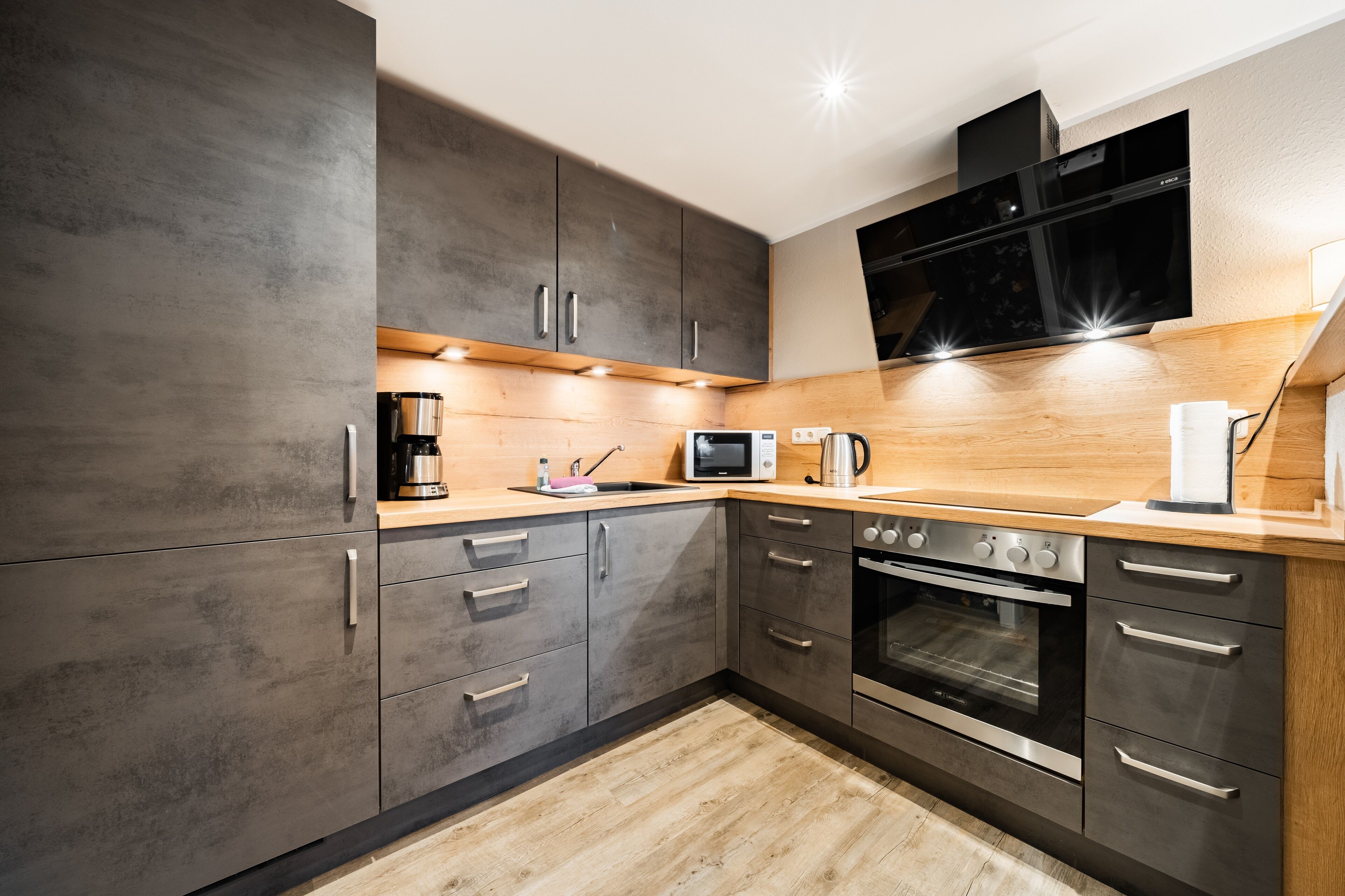 冷蔵庫、電子レンジ、オーブン、コンロ