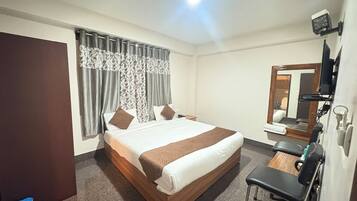 Superior Double Room, City View | Desk, WiFi (free)