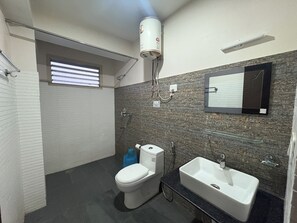 Superior Double Room, City View | Bathroom | Shower, free toiletries, towels - Hotel Kaso Gangtok (Gangtok)