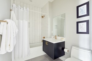 Shower, hair dryer, towels, shampoo - Live Artfully in This 2BR Stay (Philadelphia)