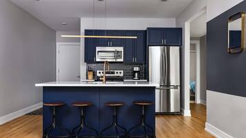 Een koelkast, een magnetron, een oven, een kookplaat