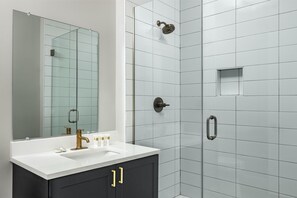 Dusche, Haartrockner, Handtücher, Shampoo
