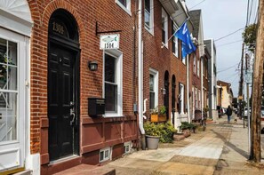 Exterior detail - 2BR Art-Inspired Philly Escape Home (Philadelphia)