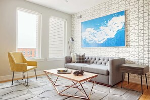 TV - 2BR Art-Inspired Philly Escape Home (Philadelphia)