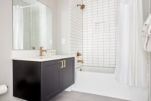 Shower, hair dryer, towels, shampoo - 2BR Art-Inspired Philly Escape Home (Philadelphia)