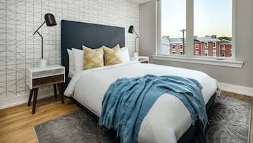 Een bureau, een strijkplank/strijkijzer, wifi, beddengoed