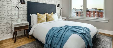 Escritorio, tabla de planchar con plancha, wifi y ropa de cama