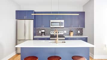 Geladeira, micro-ondas, fogão, cooktop