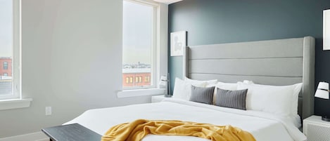 Escritorio, tabla de planchar con plancha, wifi y ropa de cama