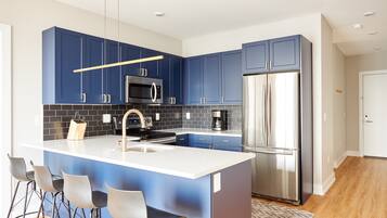 Réfrigérateur, micro-ondes, four, plaque de cuisson