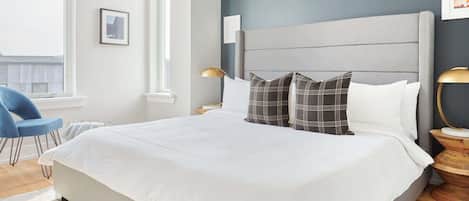 Escritorio, tabla de planchar con plancha, wifi y ropa de cama