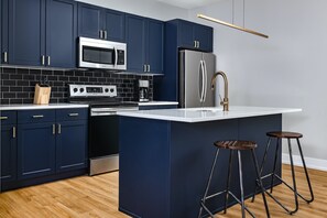 Een koelkast, een microgolfoven, een oven, een kookplaat