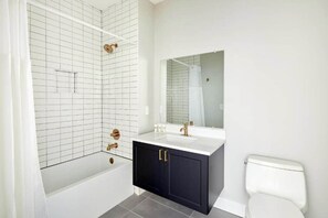 Shower, hair dryer, towels, shampoo - Fishtown Find: Artful One-Bedroom (Philadelphia)