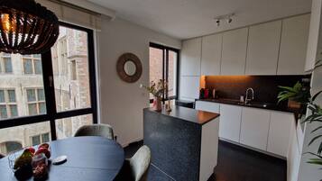 Een magnetron, een oven, een kookplaat, een vaatwasser
