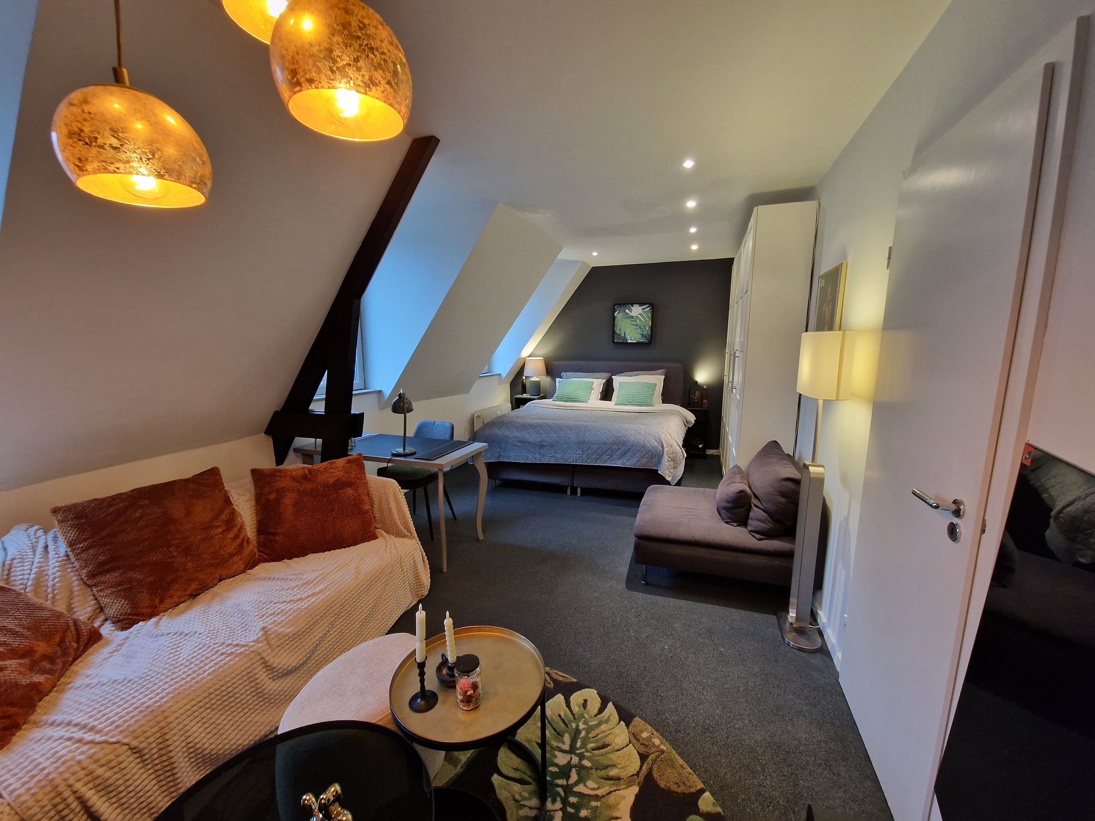 Tabla de planchar con plancha, wifi y ropa de cama 