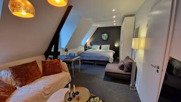 Tabla de planchar con plancha, wifi y ropa de cama