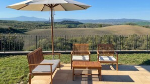 Terrace/patio - Authentic Tuscan house. Near Siena. Large pool. Phenomenal 360° views. (Toscana)