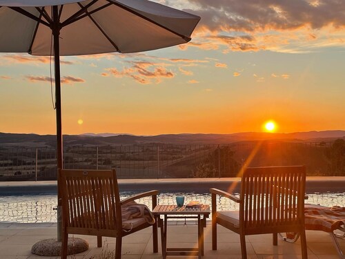 Authentic Tuscan house. Near Siena. Large pool. Phenomenal 360° views.
