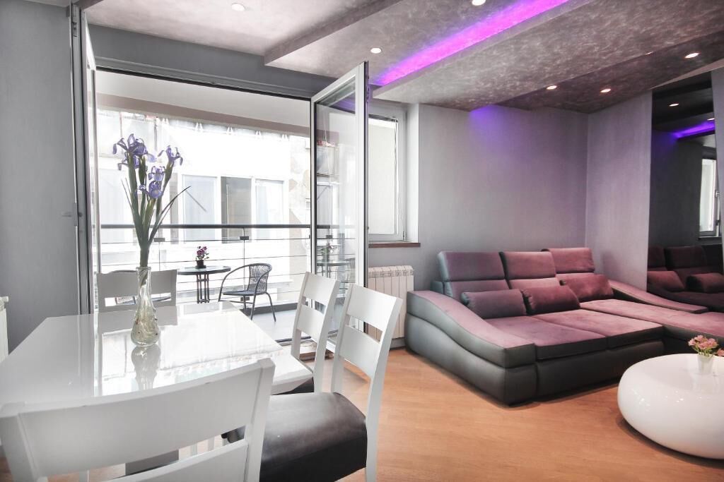 Appartement supérieur, balcon, vue sur la ville | Aire de séjour | Téléviseur