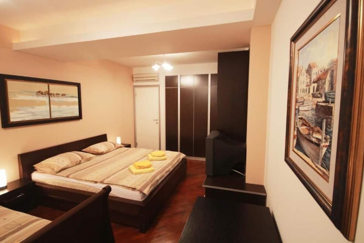 Soundproofing, iron/ironing board, free WiFi