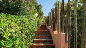 A staircase with terracotta steps, flanked by greenery and wooden posts. - Wonderful private villa for 4 guests (Villasimius)