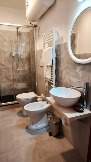 Douche, séchoir à cheveux, bidet, serviettes fournies