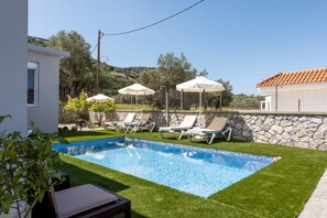 Pool - Villa Ceroni is ideally located in the southern part of the island of Rhodes. (Pilona)