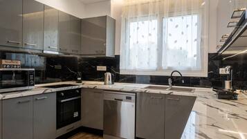 Fridge, microwave, oven, stovetop