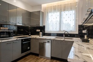 Kühlschrank, Mikrowelle, Ofen, Herdplatte