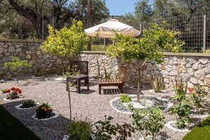 Outdoor dining - Villa Ceroni is ideally located in the southern part of the island of Rhodes. (Pilona)