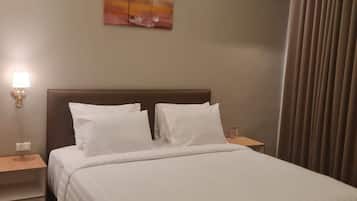 Mobiliario individual, escritorio, wifi gratis y ropa de cama