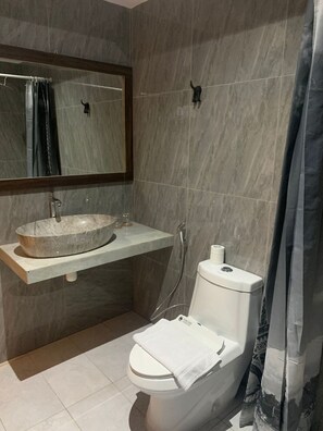 Estúdio standard, vista para o pátio | Banheiro | Chinelos 