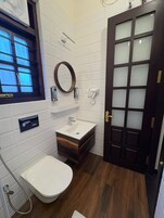 Deluxe Room | Bathroom | Towels, soap, shampoo