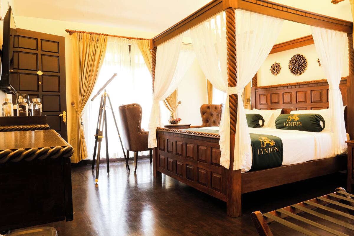 Super Deluxe Room | Kaliteli yatak takımı, masa, çarşaf takımı 